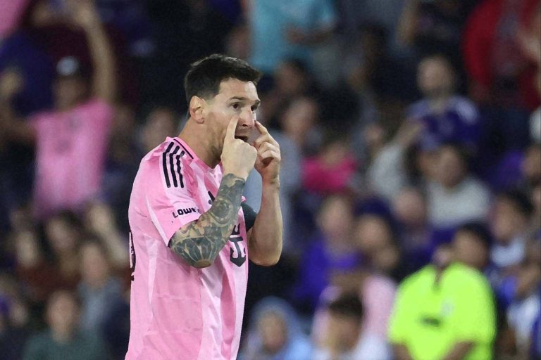 Lionel Messi gesturing to his teammates.