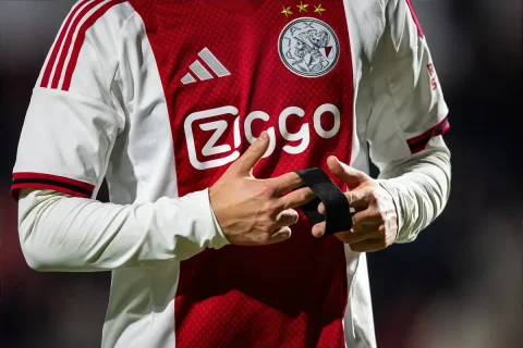AMSTERDAM , 22-12-2025 , Sportpark De Toekomst , season 2025 2026 , Dutch Keuken Kampioen Divisie football , match between Jong Ajax and RKC Waalwijk , picture shows a close-up of the black armband that the players wore during the match, in memory of the girlfriend of Jong Ajax player Mark Verkuijl (final score 0-2). Jong Ajax - RKC PUBLICATIONxNOTxINxNED x200358936x